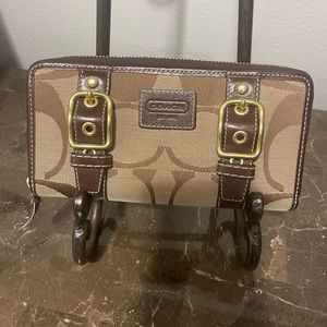 Auth Coach Zoe Brown Gold Leather Double Buckle Zip Around Accordion Wallet